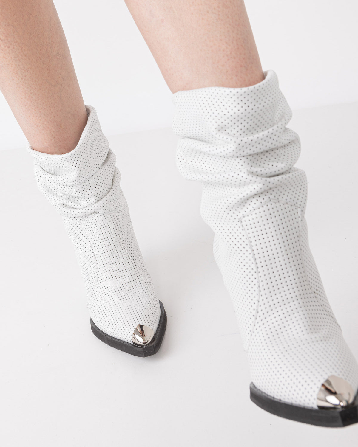 Ciocate din piele perforata alba LILI