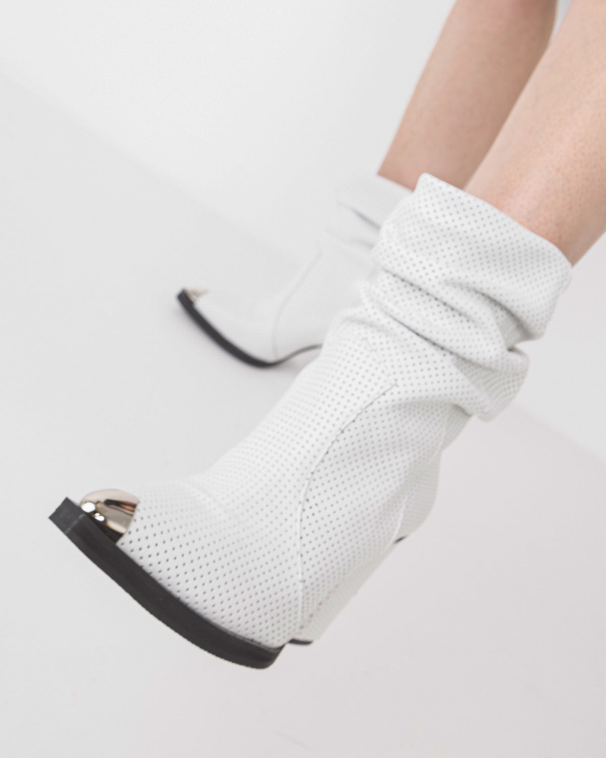 Ciocate din piele perforata alba LILI