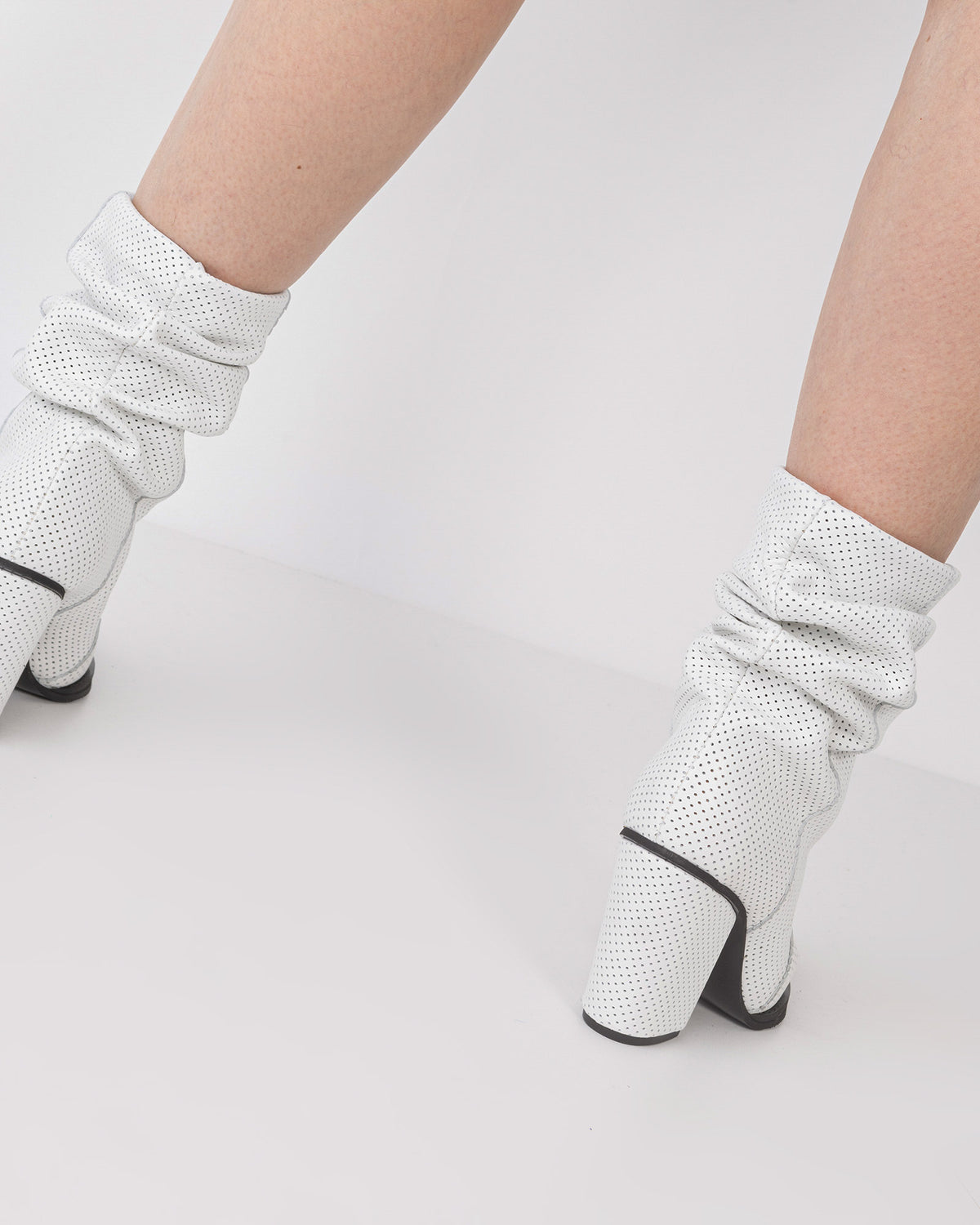 Ciocate din piele perforata alba LILI