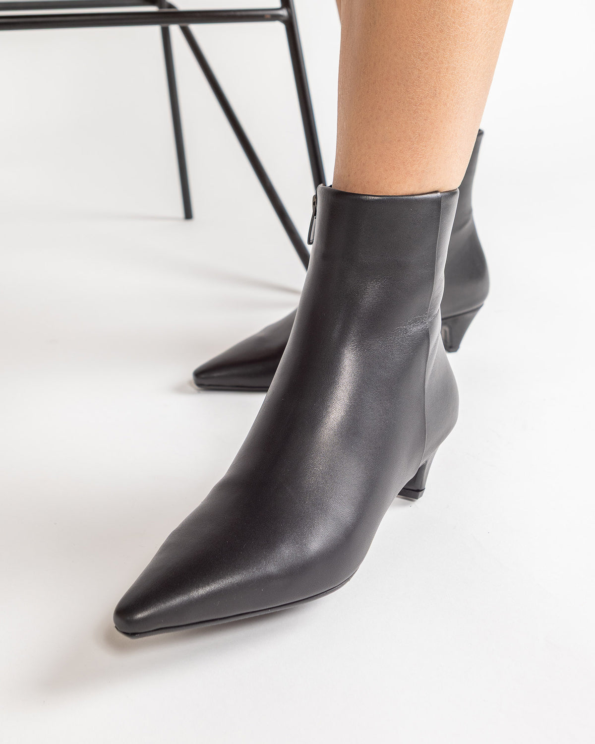 Ghete Elegante din Piele Neagra – Toc Kitten & Varf Ascutit
