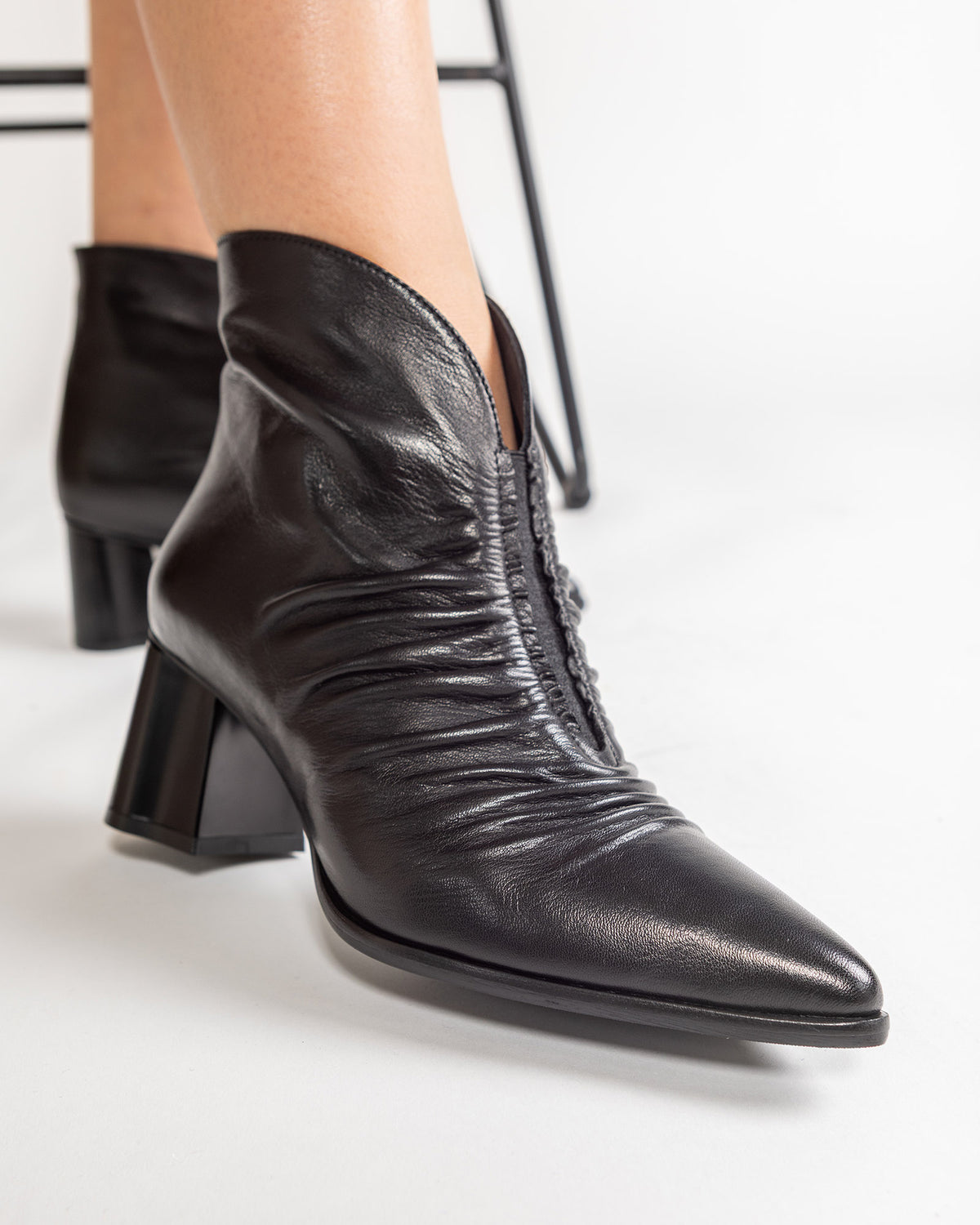 Ghete din Piele Plisata cu Varful Ascutit Eleganza Nera