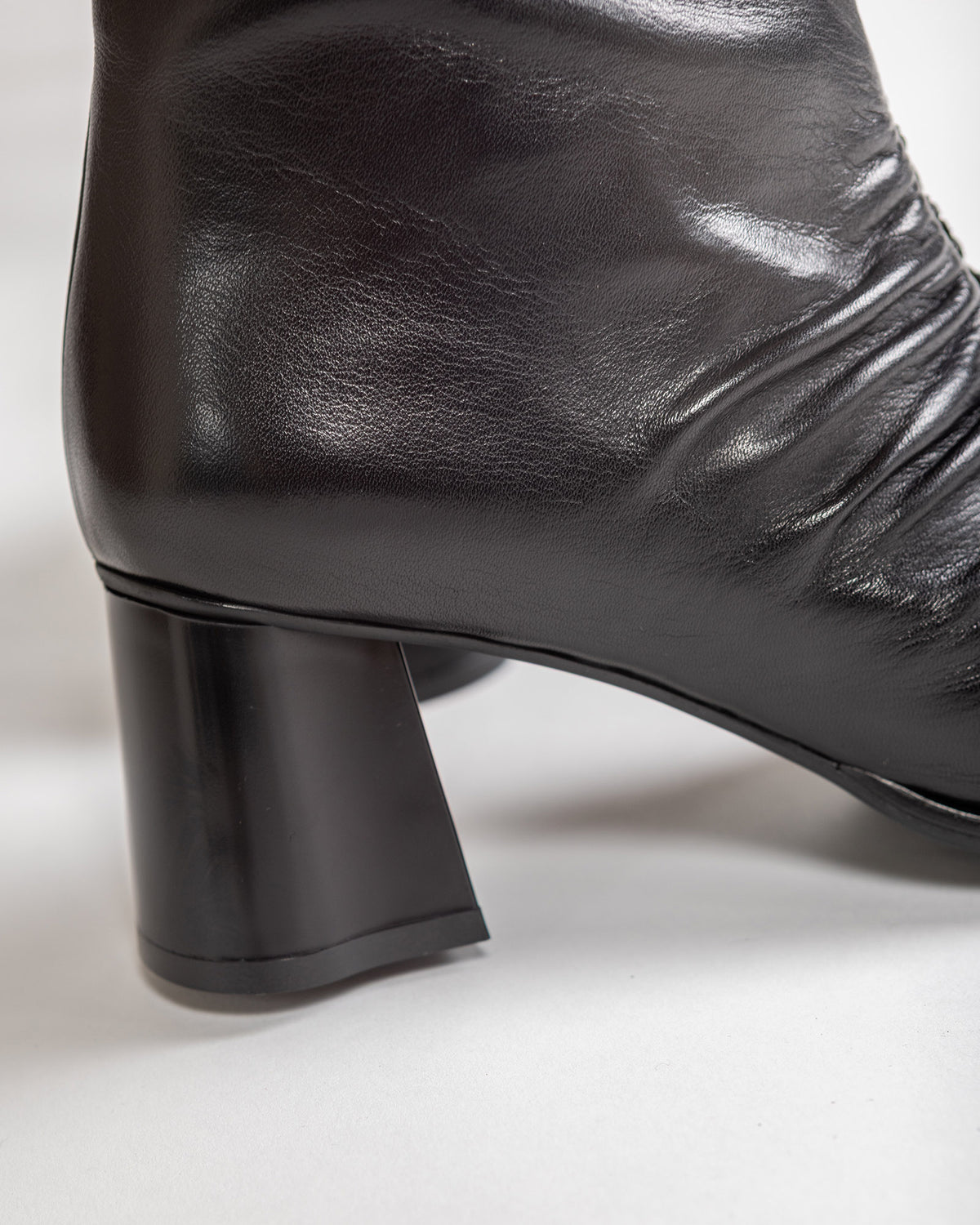 Ghete din Piele Plisata cu Varful Ascutit Eleganza Nera
