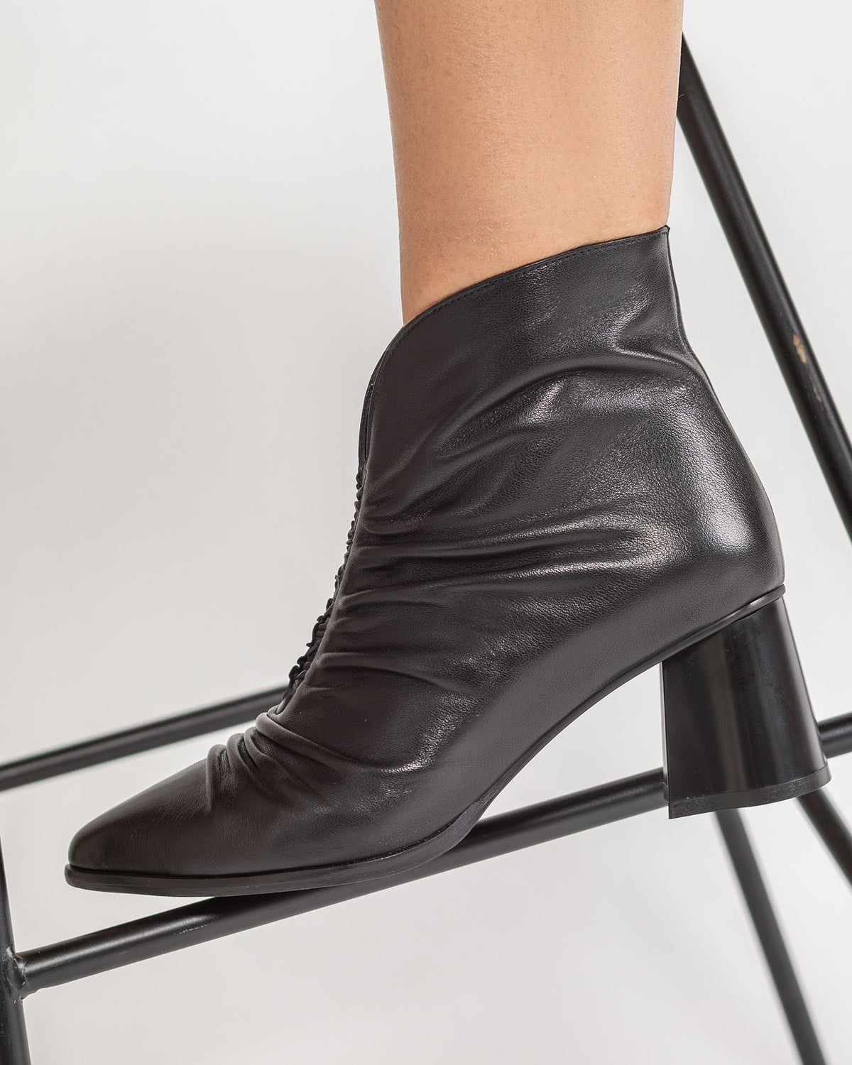 Ghete din Piele Plisata cu Varful Ascutit Eleganza Nera