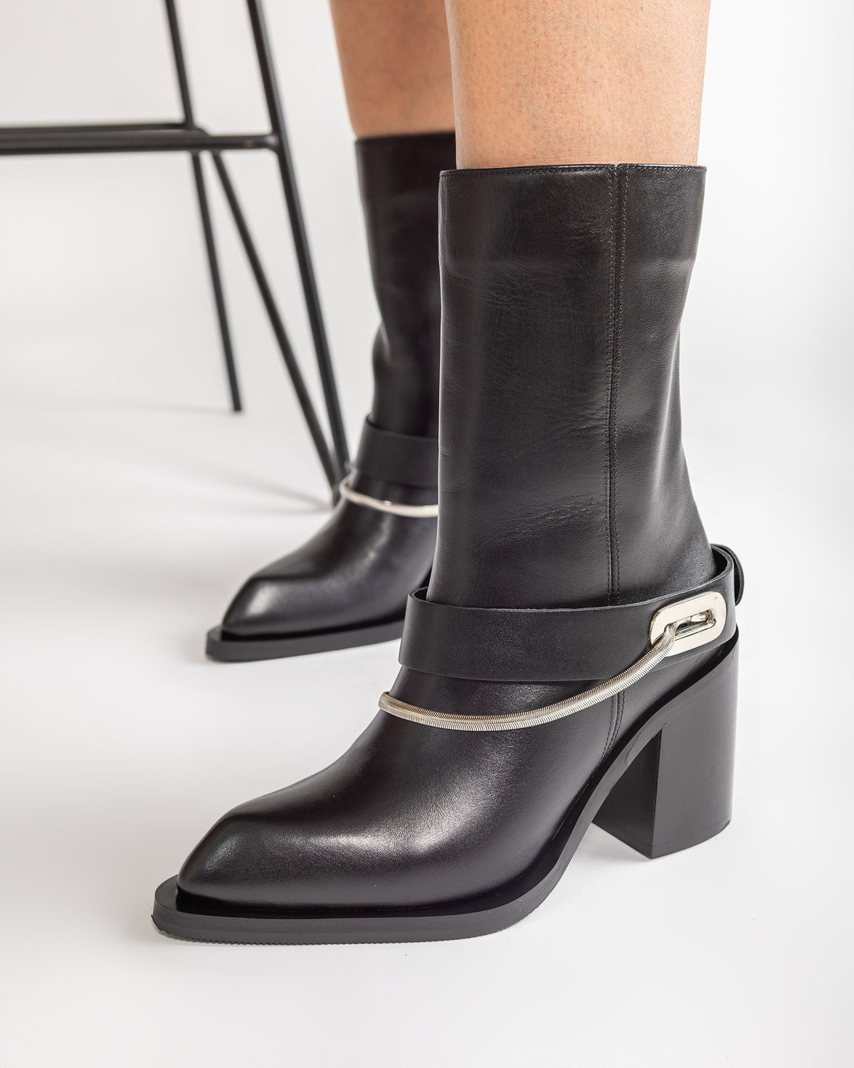 Ciocate Din Piele Neagra Cu Toc Block si Lant Decorativ - Moja Renegade