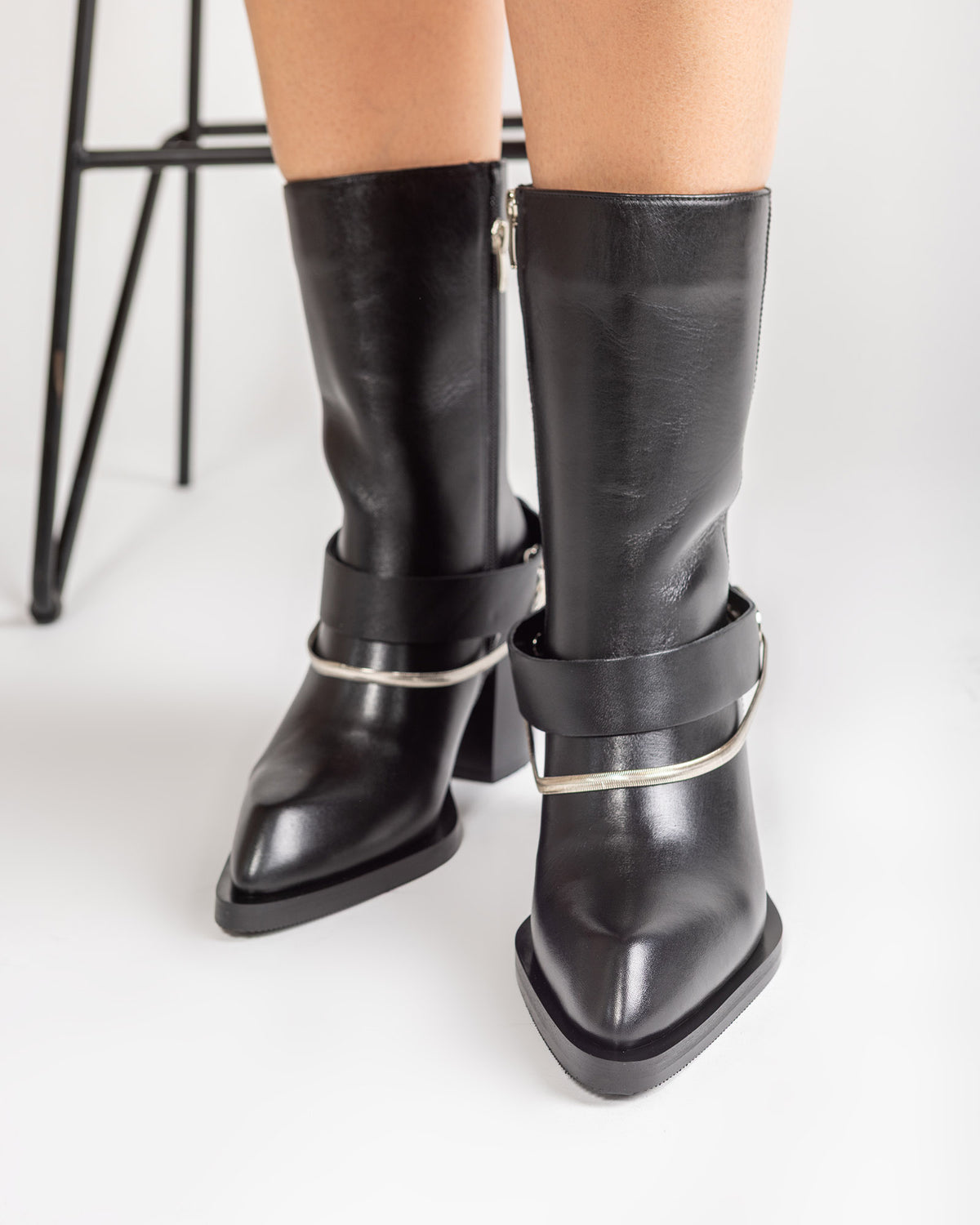 Ciocate Din Piele Neagra Cu Toc Block si Lant Decorativ - Moja Renegade