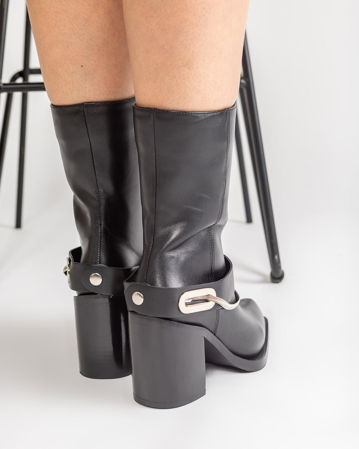 Ciocate Din Piele Neagra Cu Toc Block si Lant Decorativ - Moja Renegade