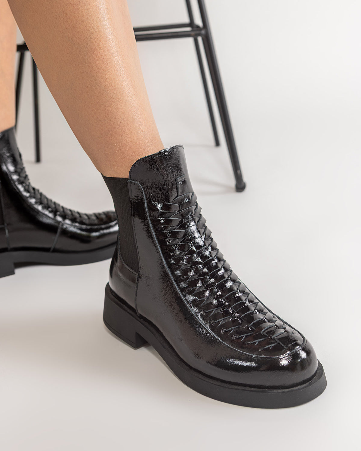 Ghete Chelsea Glam Weave din Piele Neagra Lacuita