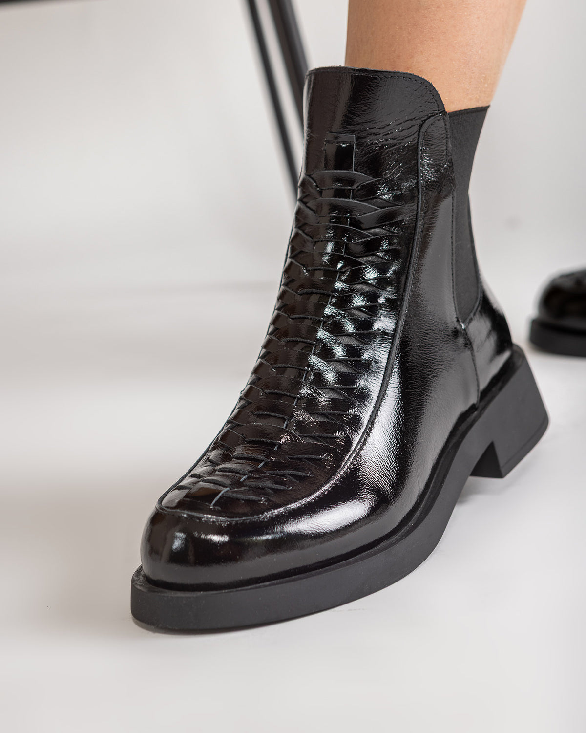 Ghete Chelsea Glam Weave din Piele Neagra Lacuita