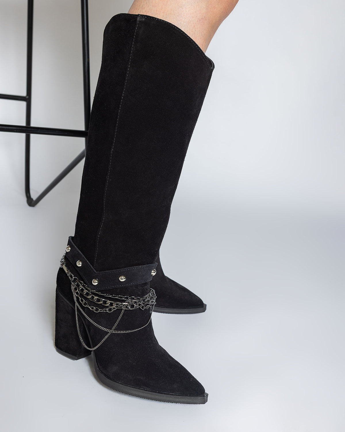 Cizme negre de piele intoarsa cu accesoriu Savannah
