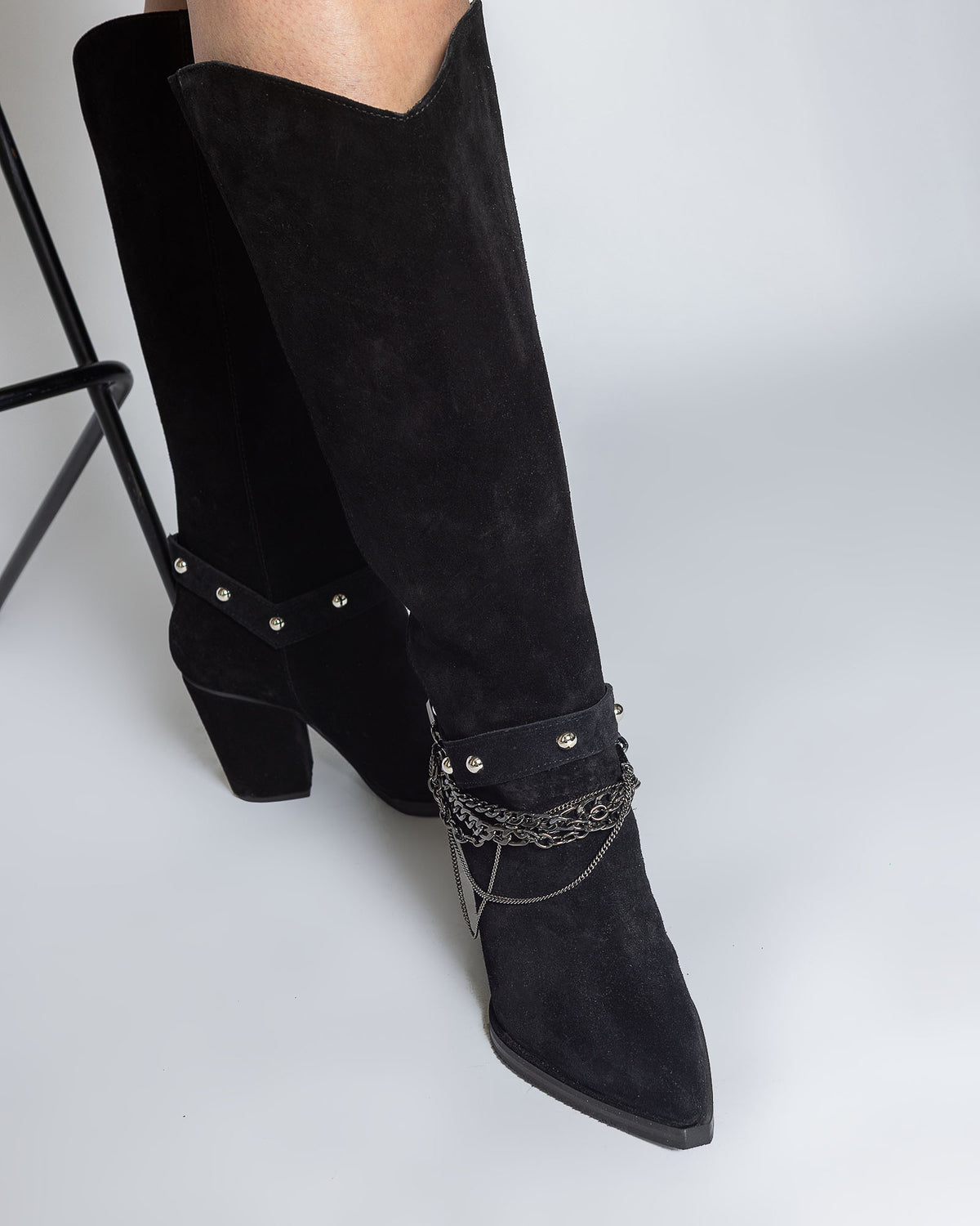Cizme negre de piele intoarsa cu accesoriu Savannah