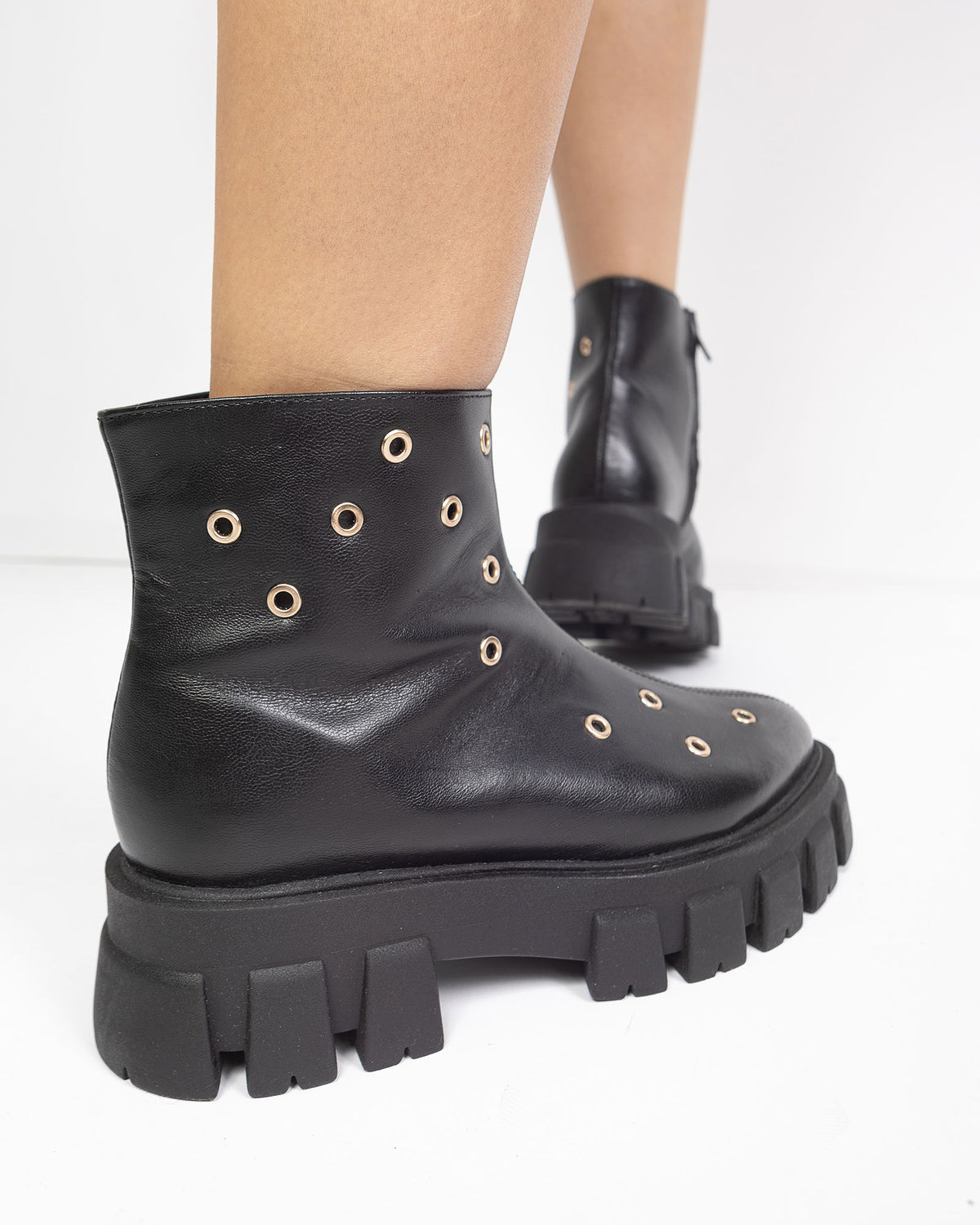 Bocanci din piele neagra Studs