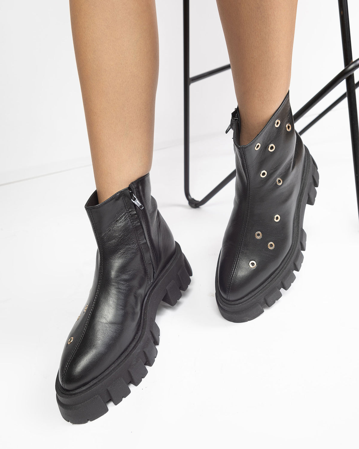 Bocanci din piele neagra Studs