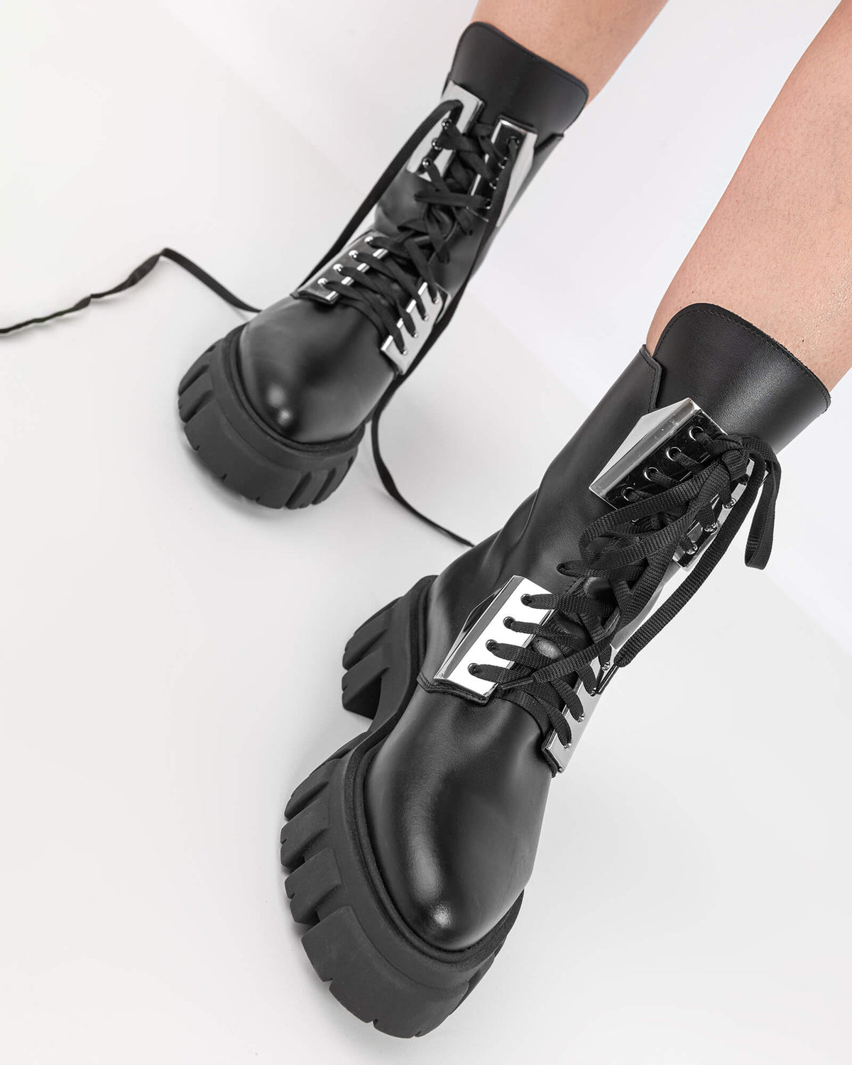 Bocanci accesorizati negri Desire - MOJA