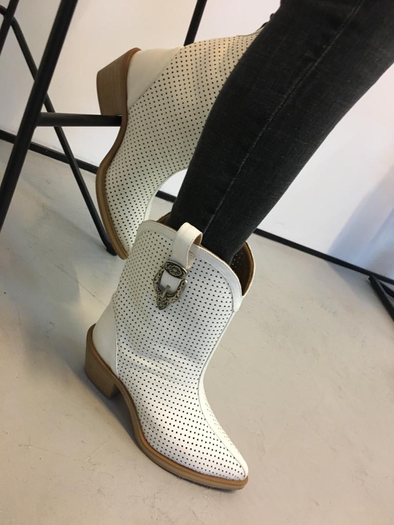 Ciocate din piele alba perforata KENYA - MOJA