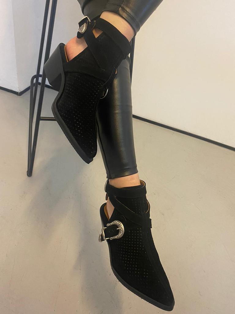 Ciocate din piele neagra perforata Baby Kenya - MOJA