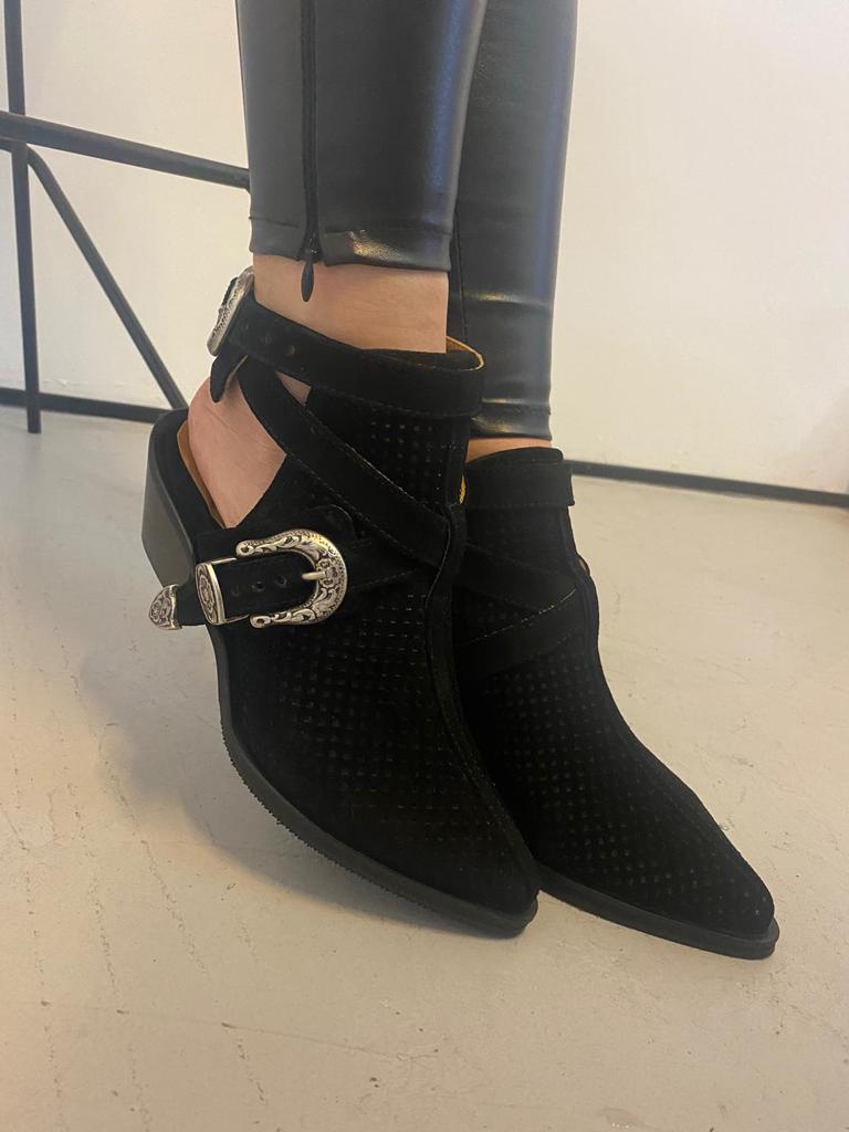 Ciocate din piele neagra perforata Baby Kenya - MOJA