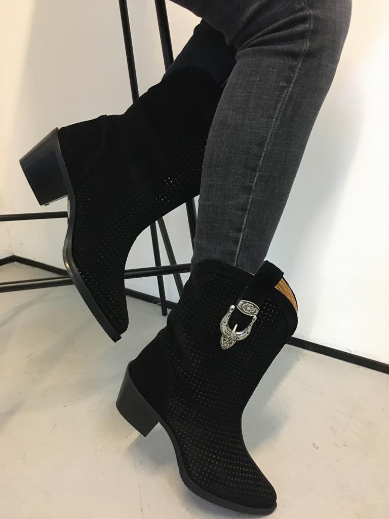 Ciocate din piele neagra perforata KENYA - MOJA