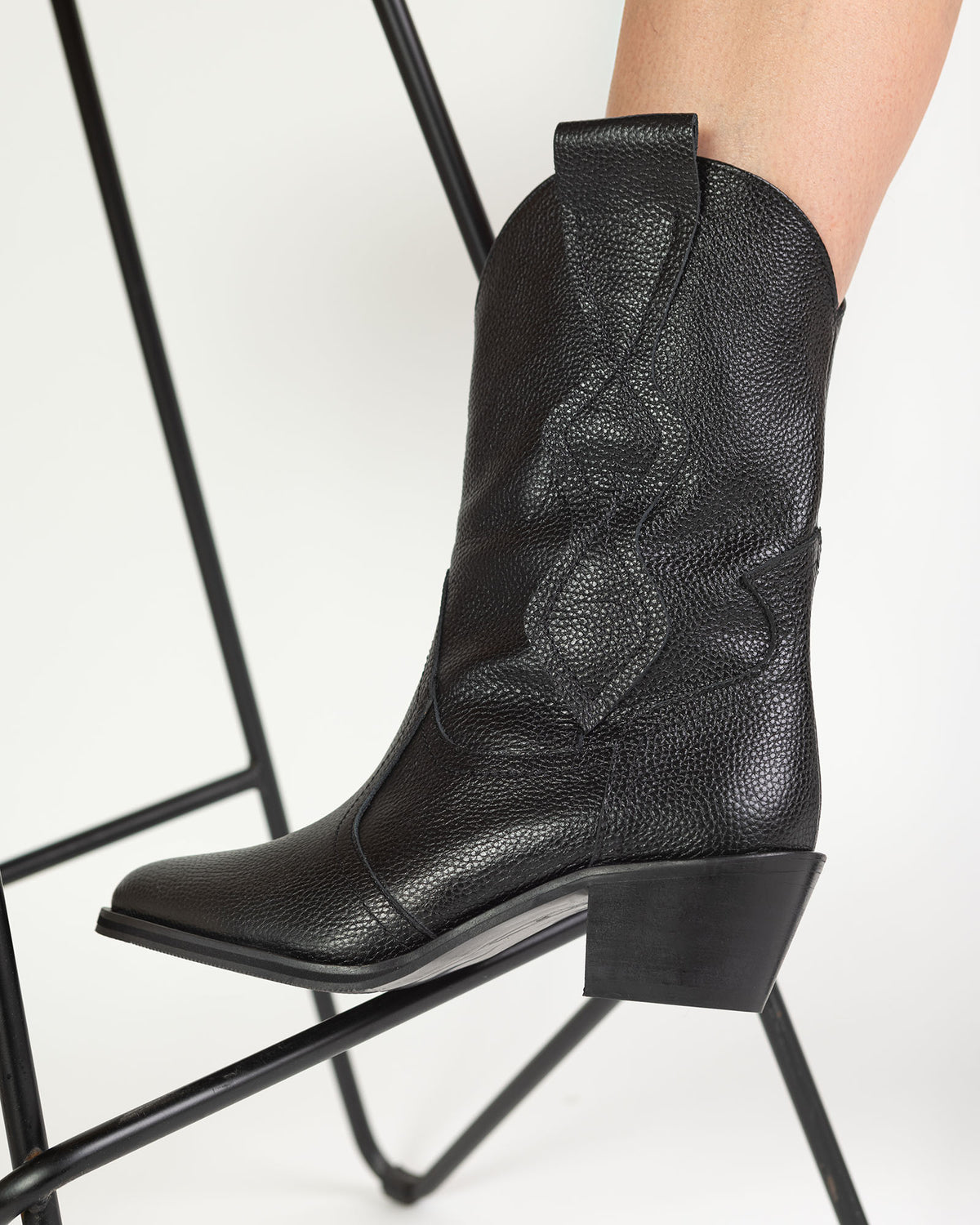 Ciocate medii din piele neagra Freya