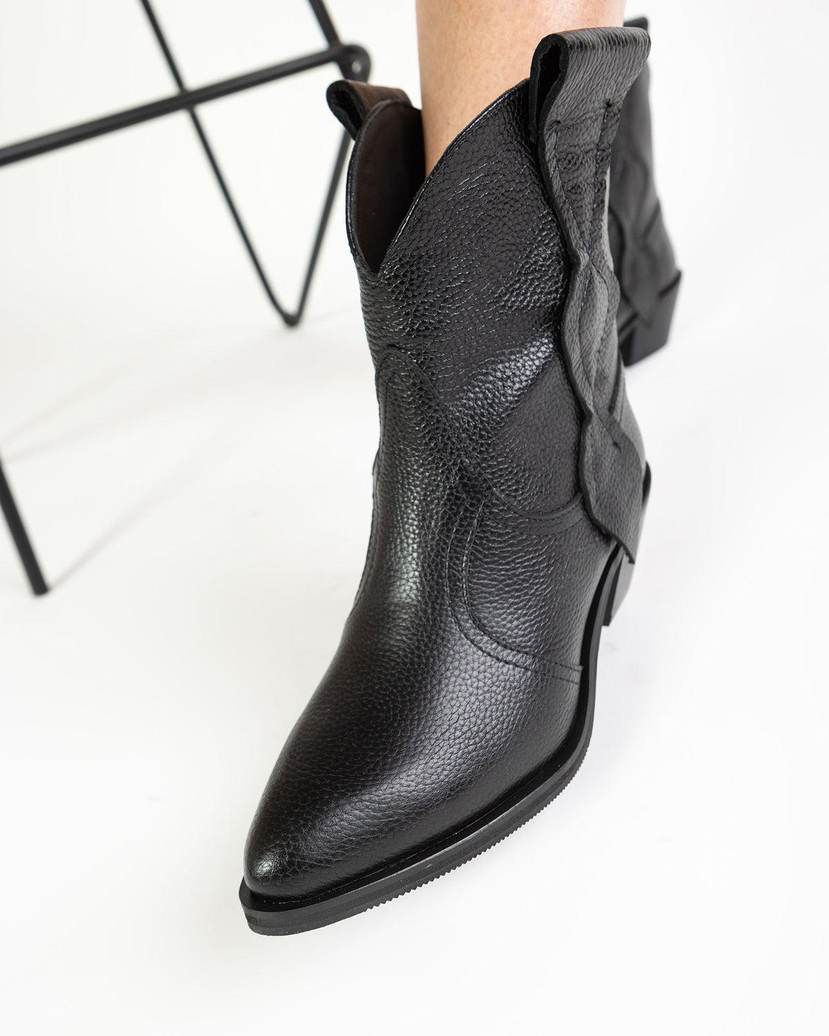 Ciocate scurte din piele neagra Freya