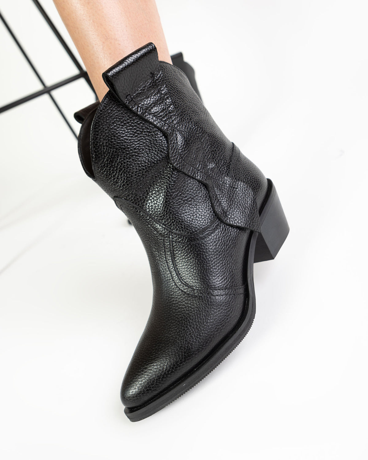 Ciocate scurte din piele neagra Freya