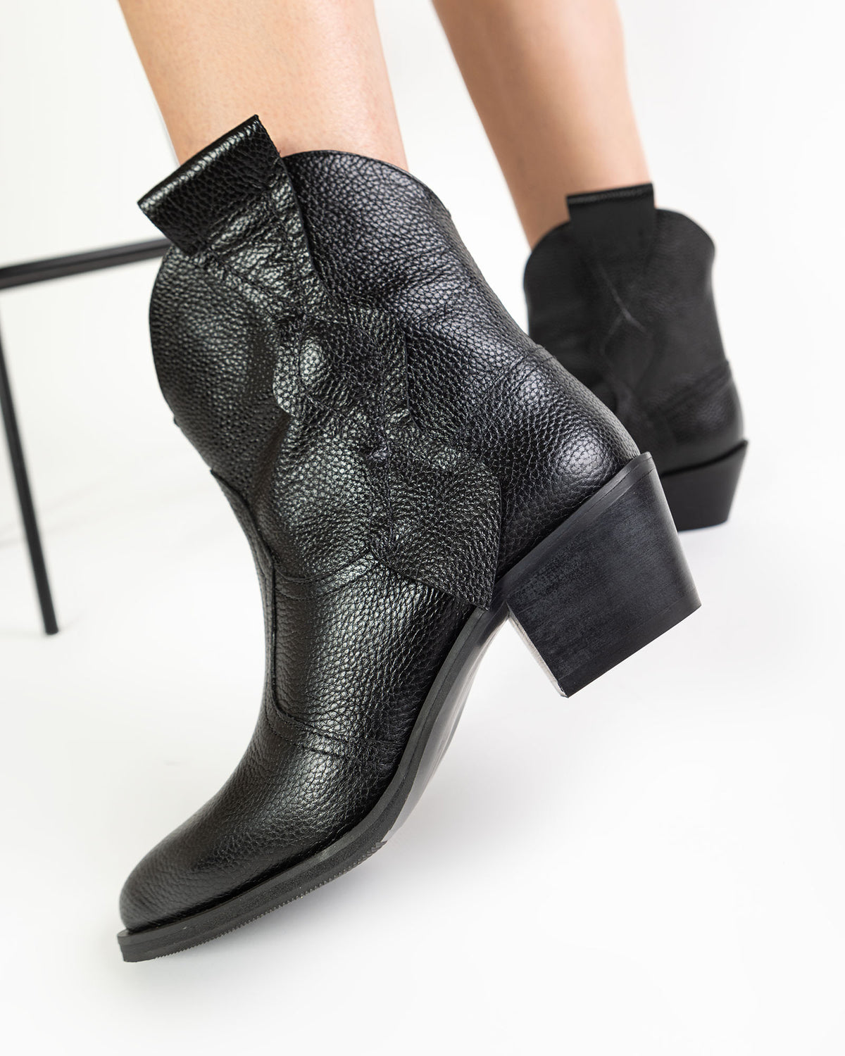Ciocate scurte din piele neagra Freya