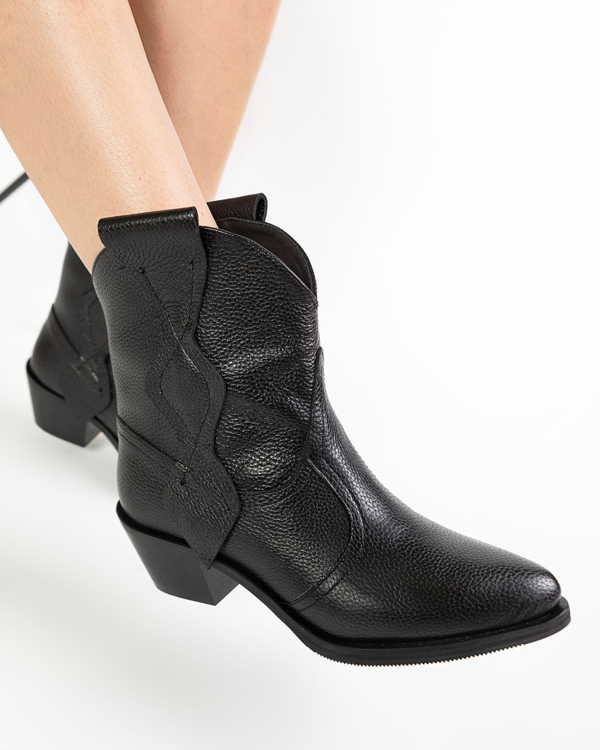 Ciocate scurte din piele neagra Freya