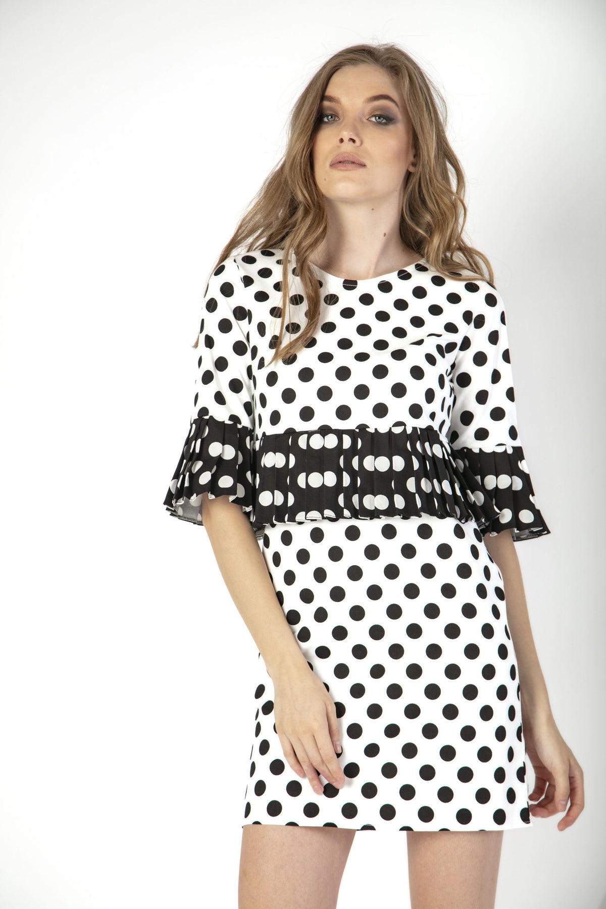 Rochie scurta cu buline negre - MOJA